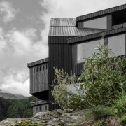 阿尔卑斯山酒店的扩建项目——突出的窗口创造别样的视觉