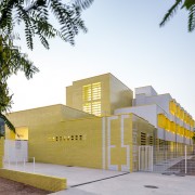 Cabrils中学——黄色的基座，凹凸变化的体量