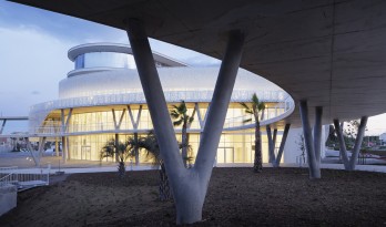 海洋与陆地之间的白色珍珠：阿格德角博彩与展览中心 / A+Architecture