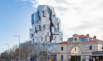 弗兰克·盖里作品LUMA大厦即将竣工，银色铝板覆盖的动感雕塑 