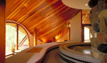 屋顶如山峰般波浪起伏的红木住宅 / Robert Harvey Oshatz Architect
