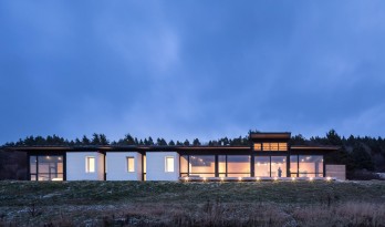 线性布置功能的别墅设计——湿地的瞭望台
