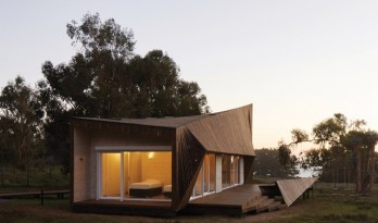 巧妙运用折线：设计感十足的木质小屋