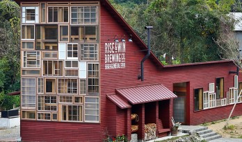 日本小镇用废弃的材料建起了一栋房子