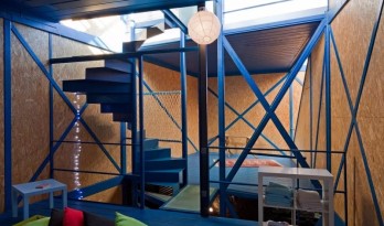蓝色钢架组装的家~庭办公室 / CARLOS ARROYO ARCHITECTS
