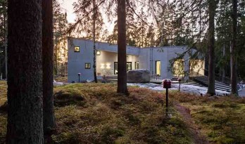 绿林深深，阳光浅浅，仿若峭壁上的一块岩石：芬兰K别墅