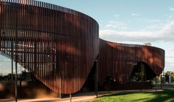 用墨累河岸的轮廓勾勒出表皮的弧度，澳大利亚Cobram图书馆暨学习中心
