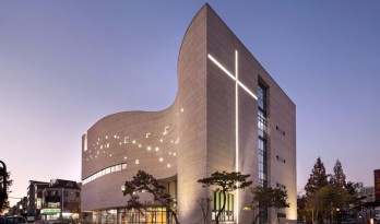 印射圣光的弧线立面 — 韩国圣光教堂