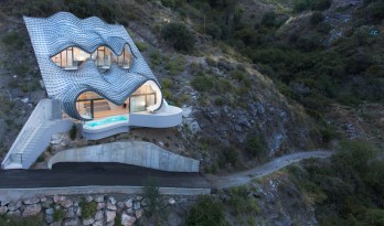 挑战42度倾角山地  — 悬崖上的住宅 / GilBartolome Architects