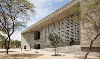 11个独立的建筑创造出一系列非正式的学习空间——皮乌拉大学教学楼