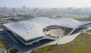 “世界上最大的单屋顶”表演艺术中心—国立高雄艺术中心