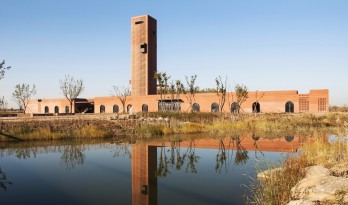 湿地中的红砖塔 / 空格建筑