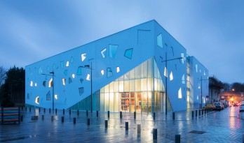 梯形玻璃穿透混凝土墙体：法国莫沃艺术中心