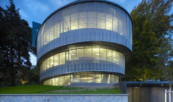 优雅内敛，现代先锋螺旋生长的瑞士办公楼