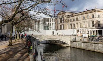 柏林博物馆岛安静素白的柱廊美术馆