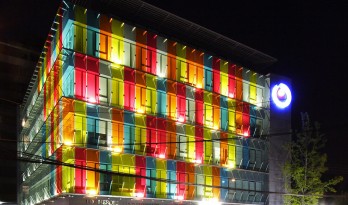 轻逸琉璃，“五彩霓虹”映衬下的办公大楼