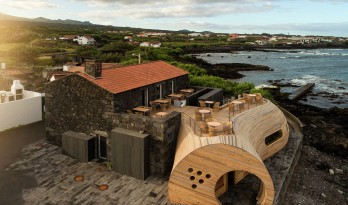 海岛餐厅酒店——岩石，酒桶和鲸鱼拟态的想象力融合之作