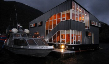 一座漂浮于海上的渔人之家——智利浮动酒店