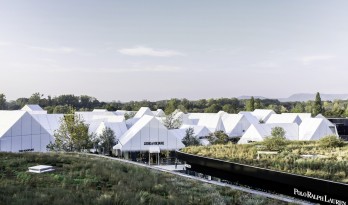 法国里昂奥特莱斯，白色小房子构成村庄 / Gianni Ranaulo Design