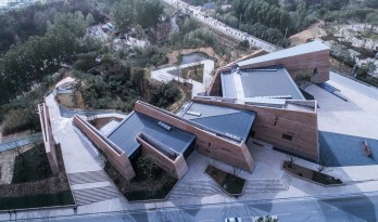 黄土地上错落展开的“折扇”：郑州建业足球小镇游客中心 / 水石设计