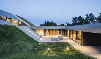 遗落于荒原上的一顶草帽：绿色线条小屋 / Mobius Architects