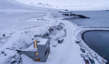 守护峡湾的巨石：冰岛东博尔加峡湾游客中心 / Andersen & Sigurdsson Architects