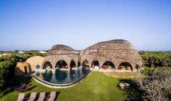 海岸沙滩巨石下的原始洞穴：斯里兰卡帐篷酒店 / Nomadic Resorts
