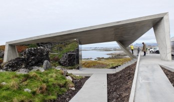 在折叠混凝土上观海：错乱岩层上的游客中心 / MORFEUS arkitekter