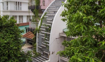 充满生命力的有机绿洲——越南弧形百叶窗私宅