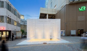 半透明方块，东京‘纯白’公共卫生间 / SAMURAI