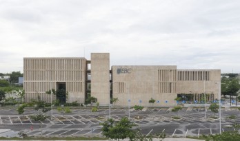 梅里达银行与商业学校 / IUA Ignacio Urquiza Arquitectos