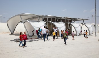 一日建成的紧急避难帐篷 / 扎哈建筑事务所
