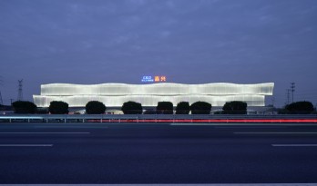 沪杭高速嘉兴服务区：公路上的综合体 / goa大象设计