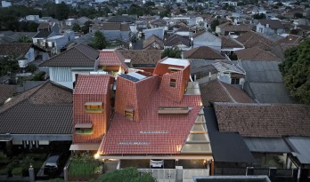 爪哇屋顶+旋转房间，分心的房子 / Ismail Solehudin Architecture