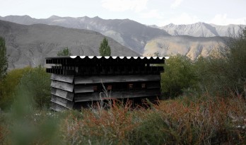 西藏山南观蜂小屋 / 月壤建筑