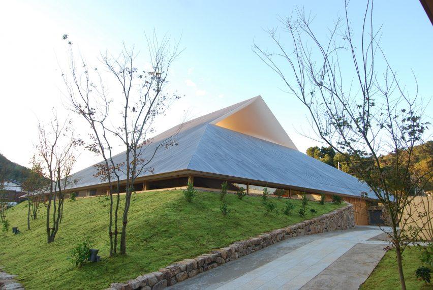 1488770157300118.jpg naoshima-hall-sambuichi-architects-architecture-community-centre-japan_dezeen_2364_col_0-852x571.jpg