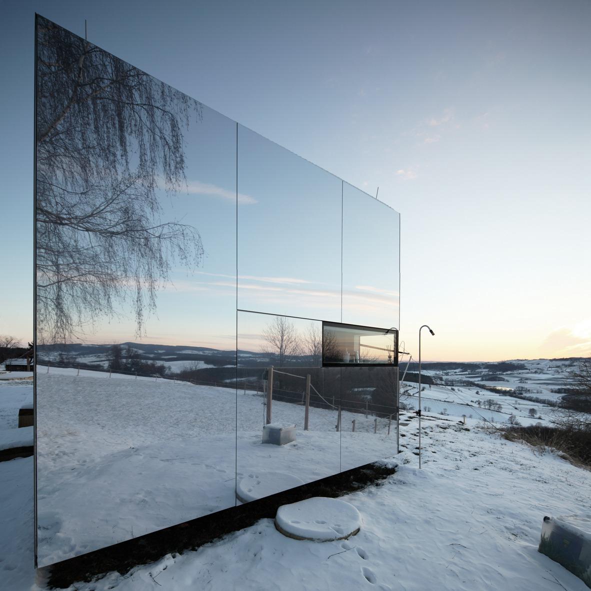 1499757311517709.jpg casa-invisibile-slovenia-delugan-meissl-dezeen-low-cost-housing-sq-852x852.jpg