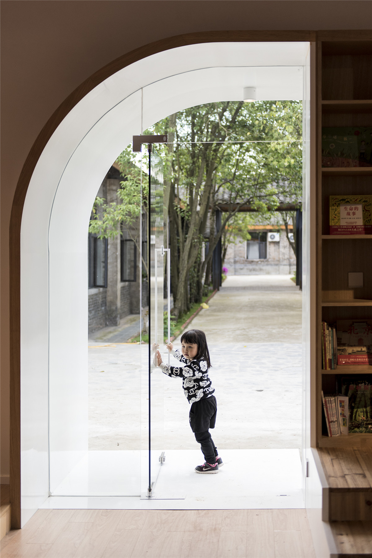 02_白色入口门室内indoor space of white-door entrance.jpg