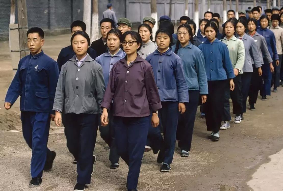 1973年,山西大同集体步行上班的工厂职工 / bruno barbey magnum