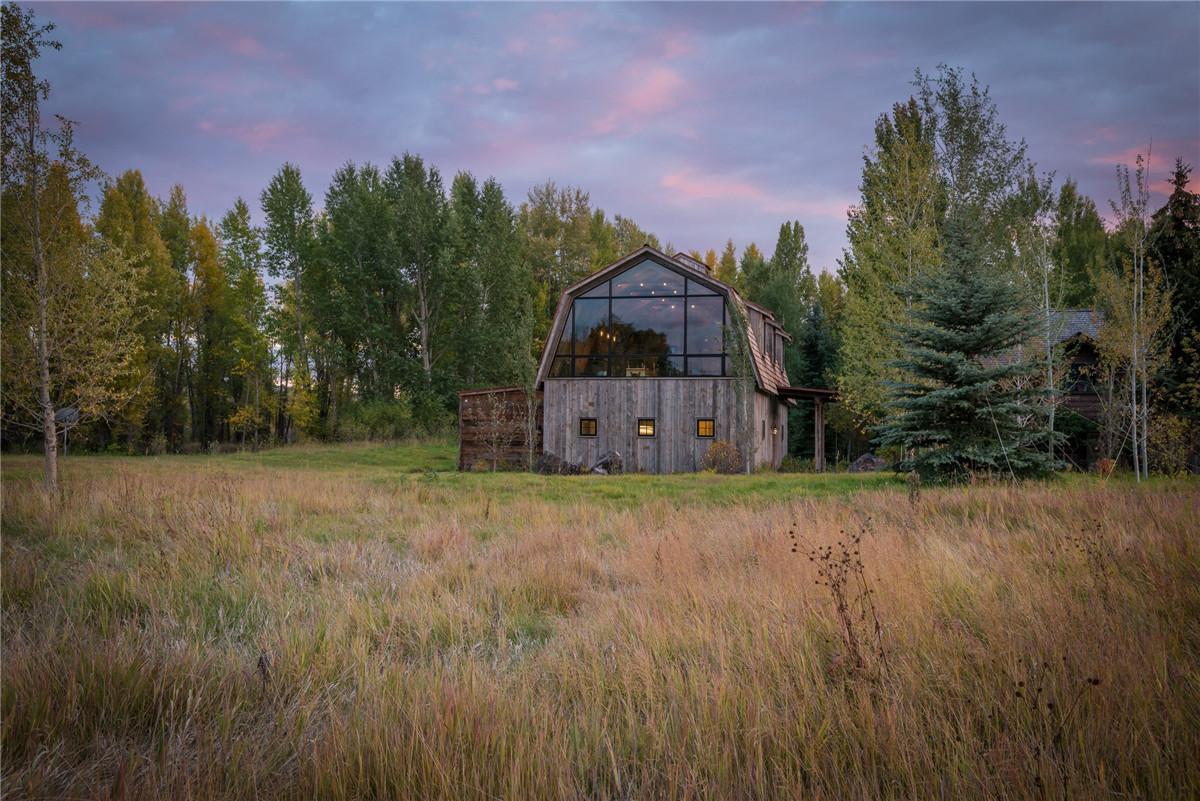 1502861997524775.jpg the-barn-carney-logan-architects_dezeen_2364_col_8.jpg