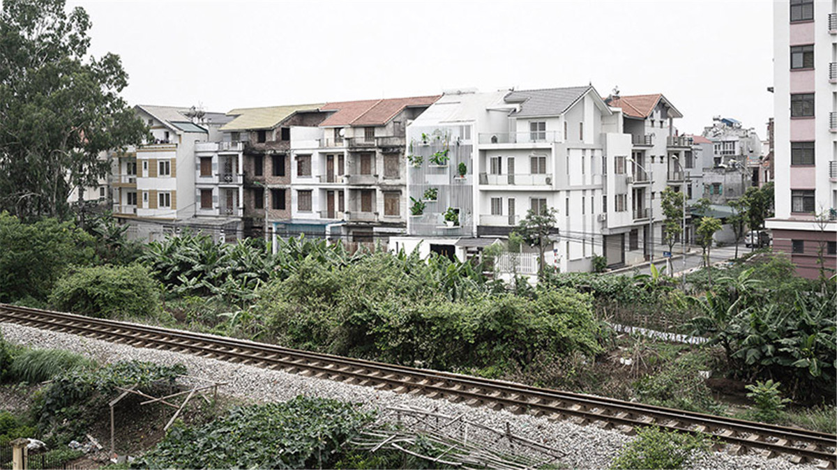DANstudio-TH-house-tree-balconies-hanoi-vietnam-designboom-09.jpg