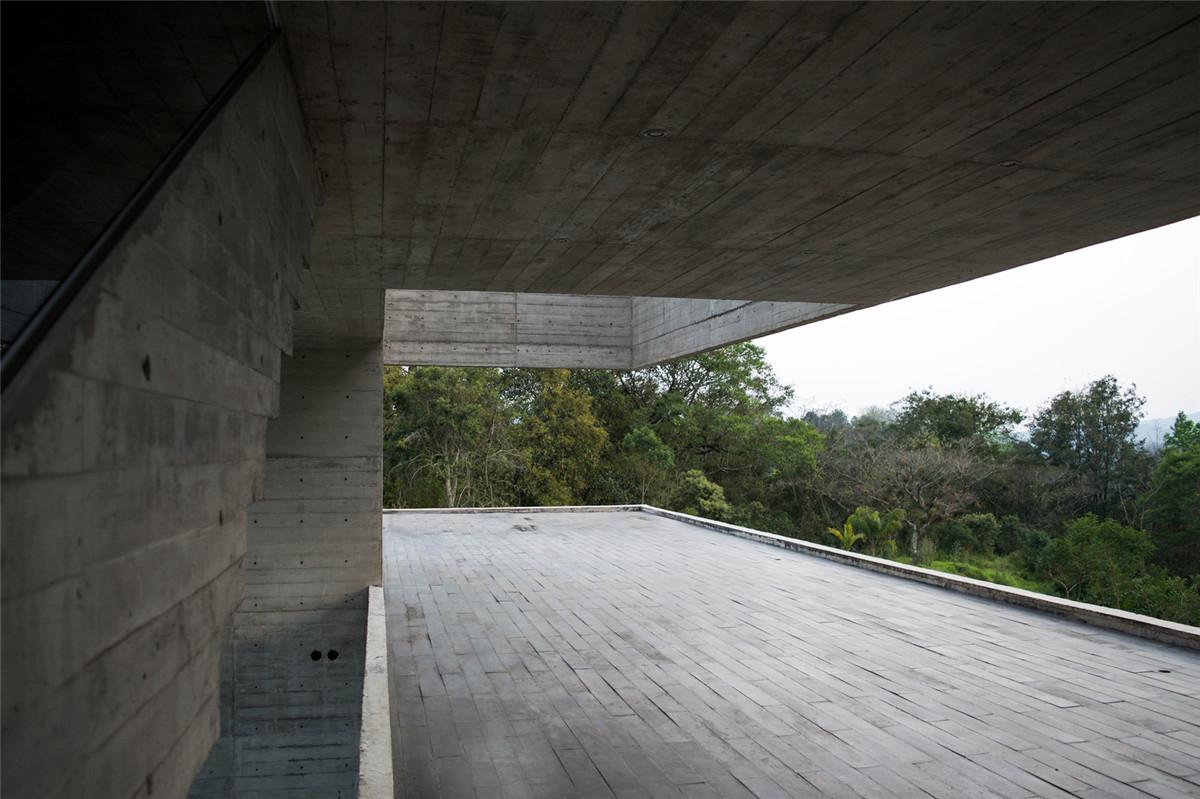 山间Oyamel住宅，展现混凝土的原始之美