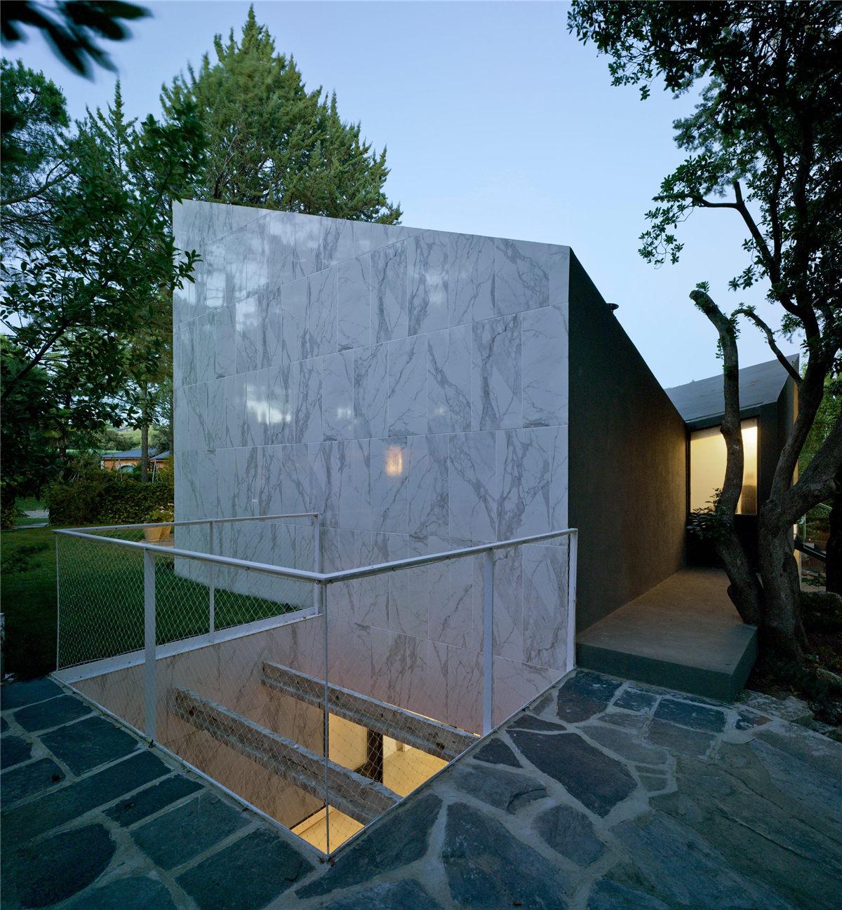 1510826508409886.jpg house-madrid-single-house-water-cistern-residential-spain-valdivieso-arquitectos-architecture_dezeen_2364_col_4.jpg
