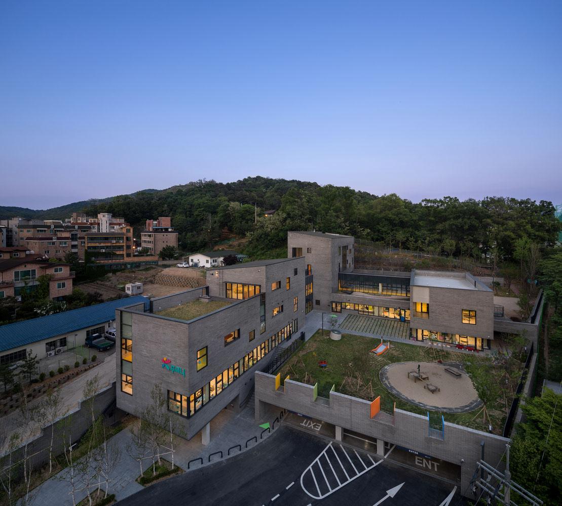 拥抱阳光，与自然相融——Naver Imae幼儿园 / D•LIM Architects