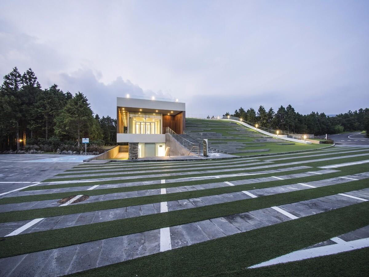 九桥会堂 ——停车场与屋面的无缝融合 / D·Lim Architects