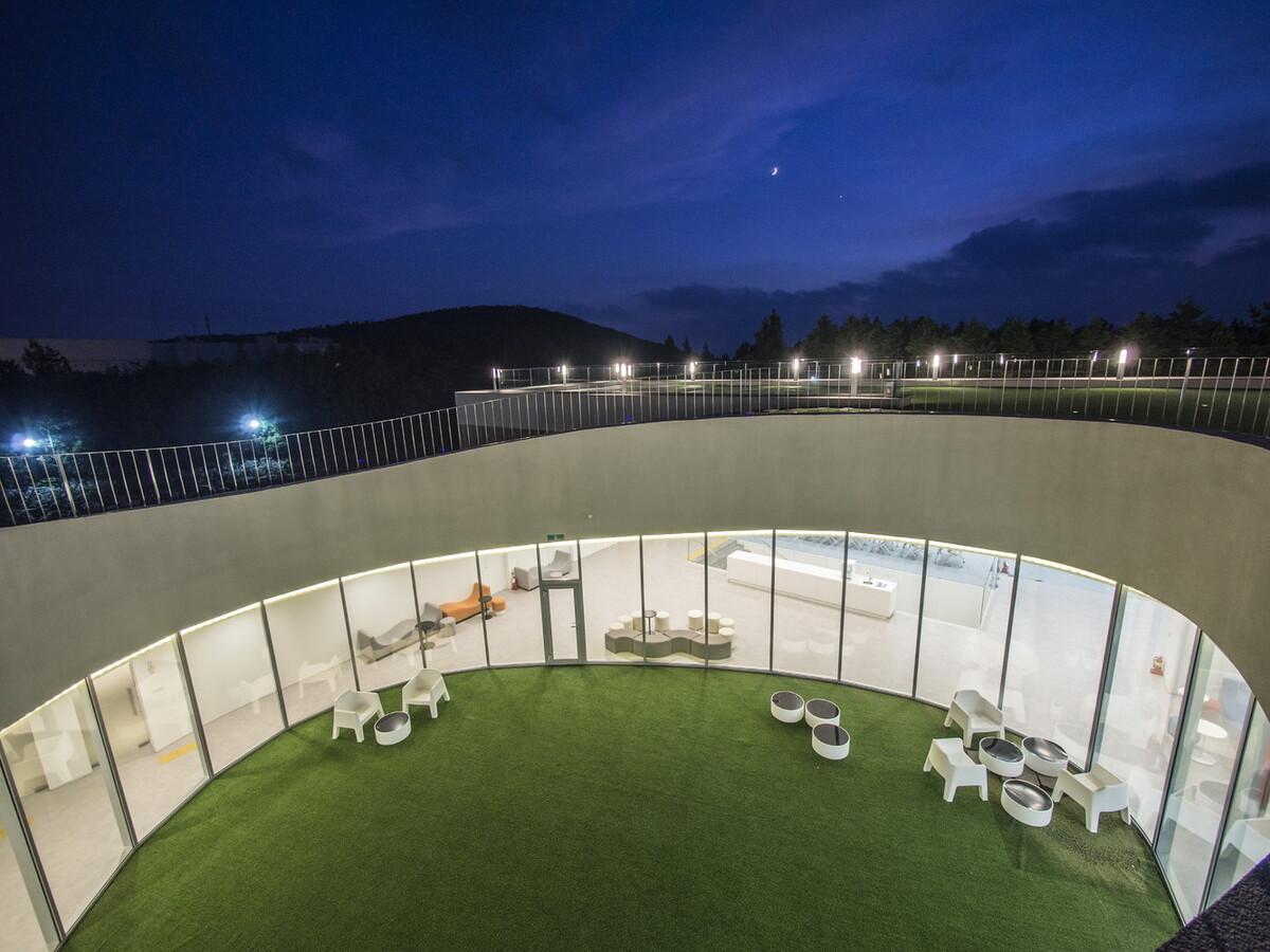 九桥会堂 ——停车场与屋面的无缝融合 / D·Lim Architects