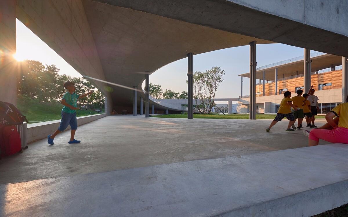 坡道的游戏——秦皇岛阿那亚启行青少年营地 / 张利