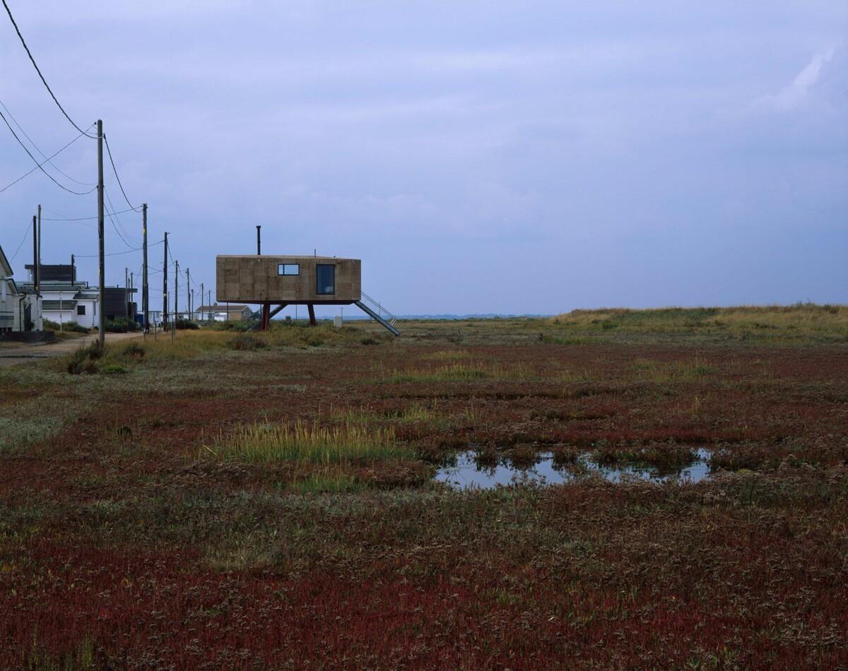 架空于潮汐盐沼泽地之上的软木小屋