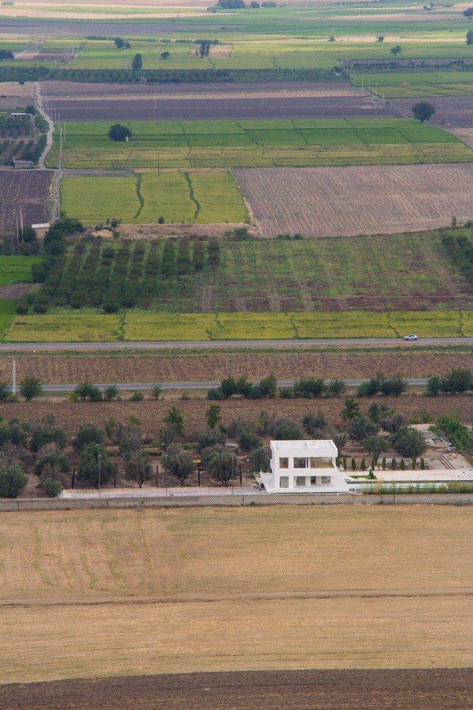 白房子/ ZAV Architects