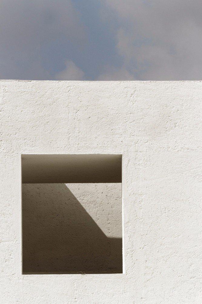 白房子/ ZAV Architects